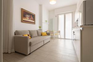 A kitchen or kitchenette at Casa Aleardi grazioso e nuovissimo monolocale con balcone
