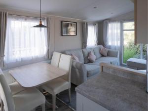 Posezení v ubytování Pinewoods Park Style no.3 sleeps 6 – dog friendly