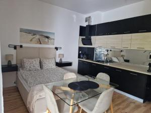 a bedroom with a bed and a glass table at Apartament MIODOWY przy plaży in Krynica Morska