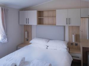 Postel nebo postele na pokoji v ubytování Pinewoods Park Style no.5 sleeps 6 – dog friendly