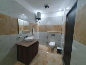 KathuaAkash Hotel Managed By JK Hotels & Resorts的带水槽和马桶的浴室