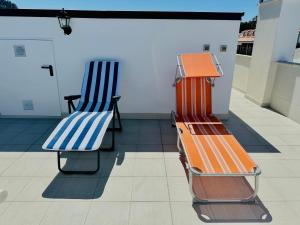 two benches sitting on top of a building at El Rincón de Lupe in Mogro