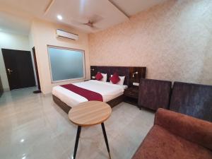 Akash Hotel Managed By JK Hotels & Resorts客房内的一张或多张床位