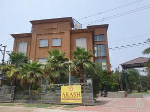 KathuaAkash Hotel Managed By JK Hotels & Resorts的前面有标志的建筑物