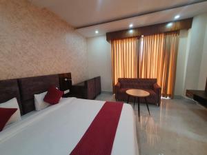 Akash Hotel Managed By JK Hotels & Resorts客房内的一张或多张床位