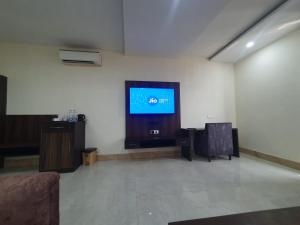 Akash Hotel Managed By JK Hotels & Resorts的电视和/或娱乐中心