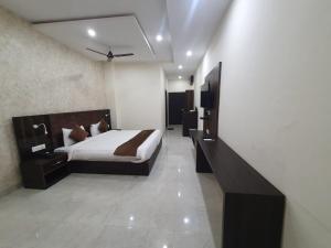 Akash Hotel Managed By JK Hotels & Resorts客房内的一张或多张床位