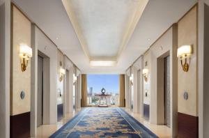 Cama ou camas em um quarto em Shangri-La Chengdu mais 37 fotos