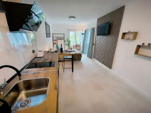 a kitchen with a sink and a counter top at Bimba Studio Park in Santa Úrsula