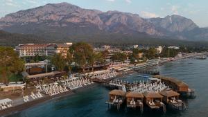 凯麦尔DoubleTree by Hilton Antalya-Kemer All-Inclusive Resort的一条河，河里有一堆桌椅