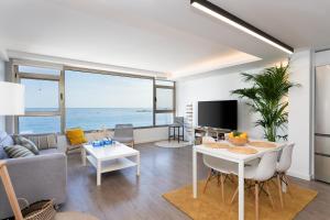 テルデにあるLa Casa De La Playaの海の見えるリビングルーム