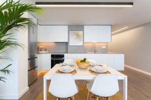 テルデにあるLa Casa De La Playaのキッチン(白いテーブル、白い椅子付)