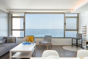 テルデにあるLa Casa De La Playaの海の見えるリビングルーム
