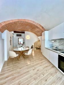 Kuchyň nebo kuchyňský kout v ubytování L'Arco sul Lago - Deluxe Apartment