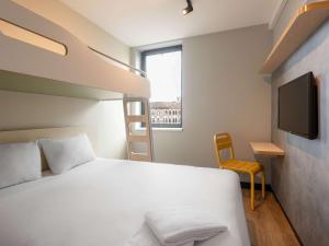 Postel nebo postele na pokoji v ubytování ibis budget Leuven Centrum
