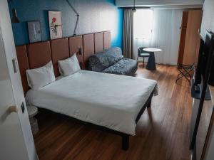 Ένα ή περισσότερα κρεβάτια σε δωμάτιο στο ibis Bayeux Port En Bessin