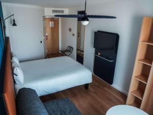 Ένα ή περισσότερα κρεβάτια σε δωμάτιο στο ibis Bayeux Port En Bessin