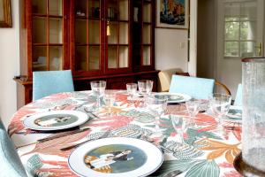 a table with plates and glasses on top of it at Appartement Arcico - Welkeys in Boulogne-Billancourt