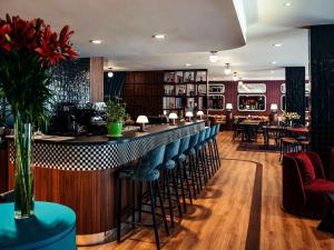 bar w restauracji z krzesłami i stołami w obiekcie ibis Styles Wałbrzych w Wałbrzychu