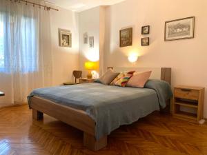sypialnia z łóżkiem z niebieską kołdrą w obiekcie Valentina w mieście Novigrad