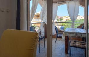 Χώρος καθιστικού στο Amazing Apartment In Vir With Wifi