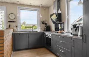 Dapur atau dapur kecil di Stunning Home In Broager With Wifi