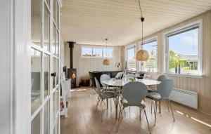 Ruang duduk di Stunning Home In Broager With Wifi