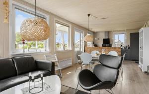 Ruang duduk di Stunning Home In Broager With Wifi