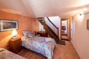 Katil atau katil-katil dalam bilik di Exploring Liguria! Castelvittorio Apartments