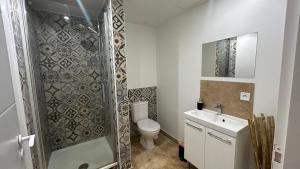 Kúpeľňa v ubytovaní Appartement paisible entre terre et mer + 11 fotografií