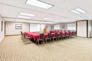 Zona de afaceri și/sau sala de conferințe de la Comfort Suites Portland Airport +53 fotografii