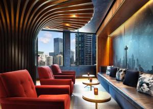 The Charter Hotel Seattle, Curio Collection By Hilton的休息区