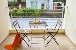 un tavolo e 2 sedie sul balcone di Villa Cliantha a Protaras