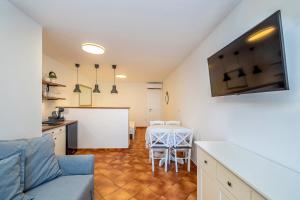 Kuchyň nebo kuchyňský kout v ubytování Villa Haya with heated pool