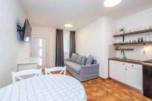 Kuchyň nebo kuchyňský kout v ubytování Villa Haya with heated pool