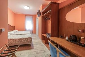 Posteľ alebo postele v izbe v ubytovaní Hotel Italia + 37 fotografií