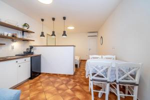 Kuchyň nebo kuchyňský kout v ubytování Villa Haya with heated pool