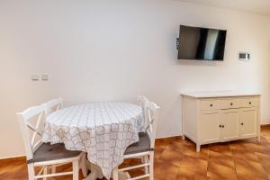TV a/nebo společenská místnost v ubytování Villa Haya with heated pool