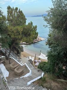 パレオ・ティフリキにあるOlivia -Ελιάの海の景色を望むビーチ