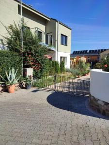 a fence in front of a building with plants at Zimmer mit Terrasse am Jakobsberg in Ockenheim