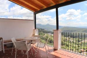 Un balcón con mesa y sillas y una vista en Piso Modernista con Terraza, en San Felíu de Codinas