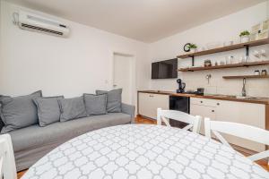 Kuchyň nebo kuchyňský kout v ubytování Villa Haya with heated pool