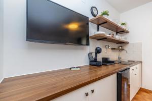 Kuchyň nebo kuchyňský kout v ubytování Villa Haya with heated pool