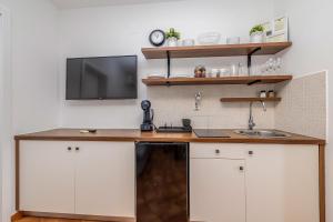 Kuchyň nebo kuchyňský kout v ubytování Villa Haya with heated pool