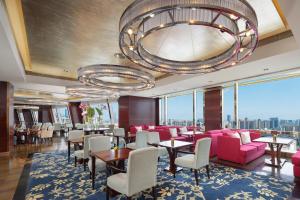 Uma área de estar em Shangri-La Chengdu