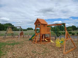 Herní místnost nebo prostor pro děti v ubytování Fermette de charme rénovée avec grand terrain, 5 chambres, proche du circuit 24H du Mans - FR-1-410-304