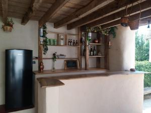 Kuchyň nebo kuchyňský kout v ubytování Fermette de charme rénovée avec grand terrain, 5 chambres, proche du circuit 24H du Mans - FR-1-410-304