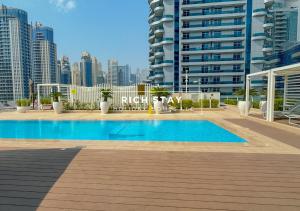 Bazén v ubytování Splendid 3BR in Stella Maris,Sea View,Dubai Marina nebo v jeho okolí