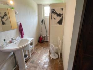 un bagno con lavandino e WC di Maison de Charme en Sologne avec Étang Privé, Grand Parc et Cheminée - FR-1-586-37 a Sainte-Montaine