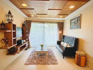 un salon avec un canapé et une table dans l'établissement Marakesh Hua Hin Resident-Room Type E, à Hua Hin
